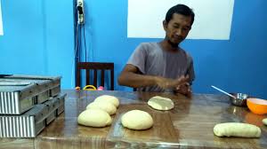 Uleni lalu masukan garam,mentega dan minyak uleni hingga kalis selama20 menit Step By Step Cara Membuat Roti Bakar Bandung Untuk Bisnis Kaki Lima Resep Roti Tawar Bandung Youtube