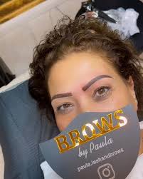 In Essen vertrauen Frauen Paula Lash and Brows