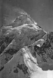 Av 68 dagar på k2 gav enbart 8 klart väder 6 1938 anlände en amerikansk expedition till berget ledd av charles houston. K2 Wikipedia