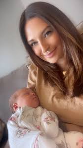 I would be forever greatful if someone would mind helping me in these  pictures look like they have been done as a photo shoot if anyone could  help me 🙏💕