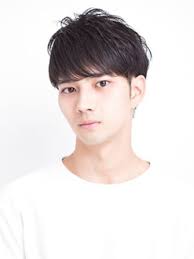 星野源さんの髪型のポイントは ショート 黒髪 前髪 好感度upなヘアスタタイルを目指そう bangs バングス ショート 黒髪 男性の 髪 前髪パーマ