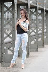 Fashion Shooting In Munchen Streetstyle Jeans In Kombination Mit High Heels An Einer Brucke In Munchen Fotograf Fotoshooting Portfolio