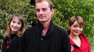 Ils ont le coeur qui palpite et les yeux qui pétillent : L Amour Est Dans Le Pre 2010 Le Debut De La Vie A La Ferme Premiere Fr