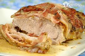 ¿la carne de cerdo es blanca o roja?aunque otras partes del animal como el solomillo son carnes rojas, el lomo tiene menor porcentaje de grasas y se le considera carne blanca. Lomo De Cerdo Envuelto Con Tocino Recetinas