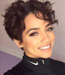 Carré court cheveux bouclés cheveux bouclés femme coiffure courte cheveux coupe cheveux courts bouclés coiffures courtes cheveux bouclés coupe de cheveux courte idées de coiffures. Epingle Sur Coupe Cheveux Courts