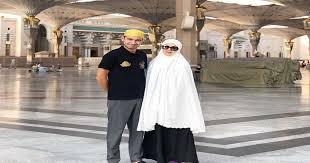 Juliana evans berjaya tamatkan ijazah di western michigan university walaupun ambil masa selama 6 tahun dan beberapa kali gagal. Juliana Evans Tunai Umrah Bersama Suami Hot Fm