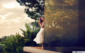 Maybe you would like to learn more about one of these? Jessica Alba Dalam Pakaian Putih Dengan Pokok Pokok Hijau Latar Belakang Muat Turun Kertas Dinding Hd