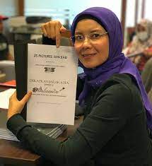Tuan kamil, sahabat lama keluarga itu muncul dalam kehidupan mereka dengan niat untuk membantu umi khadijah dalam menjalani kehidupannya. Slot Samarinda Dekatkan Jarak Kita