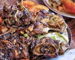 Gambar Close up Tengkleng Rica Pak Manto dengan cabai merah