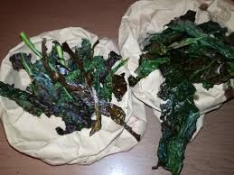Infine cospargete le chips di cavolo nero con le spezie o i semi che avete scelto di utilizzare per guarnire e insaporire la ricetta. Chips Di Cavolo Nero Al Forno Il Finger Food Alla Moda Sano E Nutriente