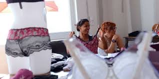 La vente à domicile est une modalité particulière de vente où le fournisseur s'organise pour prospecter et vendre ses produits ou services directement aux particuliers. Lingerie Indiscrete Une Vente Solidaire Pour Sauver Le Corsetier Poitevin