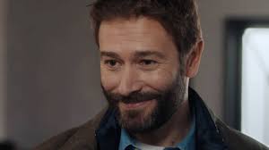 Vous avez eu la chance de rencontrer les acteurs de dna ? Demain Nous Appartient Qui Est Charles Lelaure L Interprete Du Nouveau Procureur Xavier Meffre News Series A La Tv Allocine