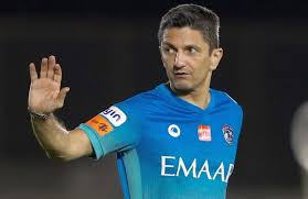 Lucescu ha deciso di ricominciare da capo e, invece di accettare di gestire club più grandi dall'estero, ha deciso di allenare. ExplicaÈ›ii Pentru IeÈ™irea NecontrolatÄƒ A Lui RÄƒzvan Lucescu A Fost Foarte Nervos Da A Injurat Dar A FÄƒcut O Pentru El