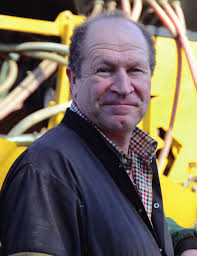 CLD465 Donald Macaulay_Farm Focus Flyer_4pp Spread.indd