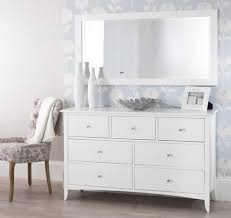 An sich kann man seine kommode überall platzieren, jedoch empfiehlt es sich im badbereich auf großporiges holz, das feuchtigkeit aufnehmen und wieder abgegeben kann zu achten oder ein. Die 30 Besten Ideen Zu Weisse Kommode Kommode Kommode Weiss Schlafzimmer Kommode