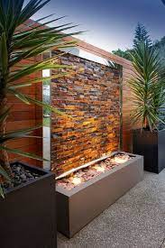 Chantier.tn peut vous aider à entrer en relation avec les professionnels du secteur. Mur D Eau Exterieur Design En Pierre Ou En Verre Odzo