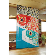 万葉舎 のれん 青空鯉 室内で悠然と泳ぐ親子鯉 大胆な絵柄で節句祝い 青空を泳ぐ3匹の 親子鯉 そこへ思いっきりズームインして 大胆な構図ののれんに仕立てました 製作はオリジナル性の高いのれん作りで定評のある京都 万葉舎 しなやかな風合いの