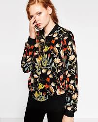 Que ce soit pour un cadeau à votre meilleur ami, un membre de votre famille ou vous faire un petit plaisir, achetez en quelques clics un produit veste fleuri femme pas cher et tendance dans notre. Image 5 De Blouson Bomber Imprime Fleurs De Zara Fashion Floral Bomber Jacket Womens Fashion Vintage
