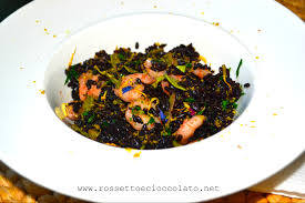 Questo primo estivo a base di riso nero ha una fresca sapidità che lo rende perfetto per le afose giornate estive. Riso Venere Con Gamberi Zucchine E Pistacchi Rossetto Cioccolato