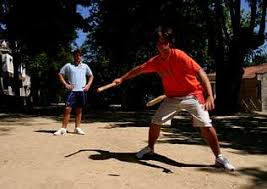 La pelota originariamente de caucho, fabricándose actualmente de hule, pesa entre 300 y 330 (una variante utiliza una pelota que pesa casi un kilo) gramos con un diámetro de entre 8 y 10. La Pericocha Capsulas De Lengua