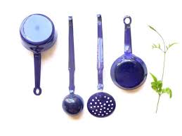 Ustensiles De Cuisine Miniature En Metal Emaille Bleu Et Blanc Etsy Enamelware Miniatures Vintage Kitchen