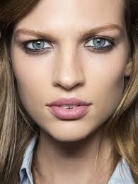 Oranje Onder Deze Zomer Ligt De Nadruk Niet Op Je Bovenste Maar Onderste Ooglijntje Van Zwart En Wit Tot He Smudged Eyeliner Eyeliner Eyeliner For Beginners