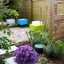 Modern English Garden Cedar Window Screen Modern Garden By Rosemary Coldstream Garden Design Limited Modern Homify Garden Trellis Garden Gazebo Garden Fence
