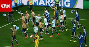 ويستهل منتخب الأرجنتين مشواره في مونديال روسيا 2018، بمواجهة نظيره الآيسلندي، يوم 16 مايو، ضمن مباريات المجموعة الرابعة (d)، وبعد ذلك بخمسة أيام سيلعب مع منتخب كرواتيا. ÙƒØ£Ø³ Ø§Ù„Ø¹Ø§Ù„Ù… 2014 Ø§Ù„Ø£Ø±Ø¬Ù†ØªÙŠÙ† ØªØªØ£Ù‡Ù„ Ù„Ù„Ø¯ÙˆØ± Ø§Ù„Ù†Ù‡Ø§Ø¦ÙŠ Ø¨ØªØºÙ„Ø¨Ù‡Ø§ Ø¨Ø±ÙƒÙ„Ø§Øª Ø§Ù„ØªØ±Ø¬ÙŠØ­ Ø¹Ù„Ù‰ Ù‡ÙˆÙ„Ù†Ø¯Ø§ 4 2 Cnn Arabic
