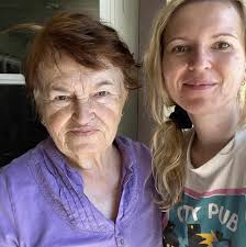 Pozdrav svima ,mucam od moje 11godine,sada imam 48, išao sam nekada kod  logopeda i vračara , nije pomoglo ,u zadnje vrijeme se pogoršalo da mi  blokira govor .imali neko iskustva kako liječiti