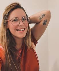 finger lickin' good 😜 she grabbed this headband of mine this morning and  has been wearing it all day 🥰 she also does indeed laugh at her dad's  jokes 😆 thanks for