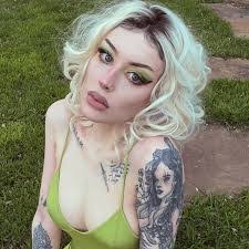 Nicole Dean's Instagram, Twitter & Facebook