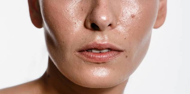 Oily / shiny