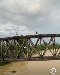 Letak carseat anak di belakang tempat duduk penumpang agar anda boleh melihat anak. Jambatan Kereta Api Jadi Perangkap Maut Utusan Digital