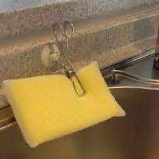 スポンジ用カゴは不要です カゴのヌメヌメ 汚れ洗いが大嫌いだった私がたどりついた 究極のスポンジの定位置 おうちにあった 無印のアルミ吸盤フック 小 とひっかけられるアルミのフック で シンク前に設置 これさえあれば ヌメヌメカゴの掃除不要 おまけに