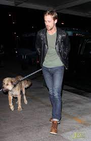 The 20 Most Flawless Perfect Pictures Of Ryan Gosling At The Airport Ryan Gosling Style Ryan Gosling Ryan Gosling Dog