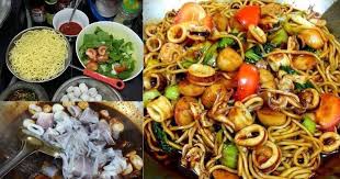 Bawang putih bawang merah cili kering mee kuning sos cili sos tomato kicap garam gula. Mee Goreng Basah Style Kak Long Cukup Rencahnya Memang Tak Rugi Cuba Pa Ma