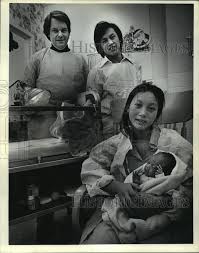 1980 Press Photo Edward Walwork poses with The Chang's, Sia Lee and baby  Shoua