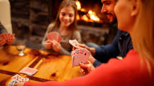 Cuando se trata de fiestas en casa seguramente pensarás en comida y música para animar el ambiente, quizá unos juegos de mesa con preguntas y. 5 Juegos De Mesa Para Divertirte En Familia Esta Navidad