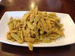 Put the bitter gourd slices into the pot. Crispy Bitter Gourd With Salt Egg Miri City Sharing