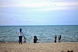 Pantai remis mendapat nama daripada remis yang banyak terdapat di persisiran pantai tersebut. Guru Penasihat Silat Olahraga Sk Sg Batu Pantai Remis Perak Gambar Daerah