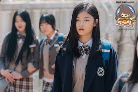 Angry mom sub indo ini berkisahkan siswi yang terkenal akan kenakalan dan sering berkelahi waktu masih bersekolah sekarang ia sudah menikah dan telah memiliki seorang putri ia bernama jo kang ja diperankan aktris kim hee sun. Angry Mom Asianwiki