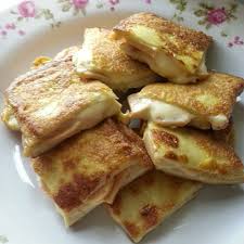 Tipiskan roti tawar dengan cara digilas 3. Terkejut Dengan Rasa Roti Goreng Sosej Cheese Leleh Sangat Enak