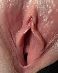 私のオマンコの中に水たまりがあります