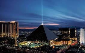 Soaring above the glittering strip, our pyramid rooms feature a seating area and a 40 flat screen tv. What S With All The Deaths At The Luxor Las Vegas Casino Org Blog