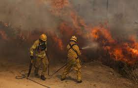 El incendio comenzó en la zona de candonga, cerca del camino del cuadrado. Bomberos Luchan Contra Llamas En Provincia Argentina Cordoba