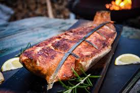 Flammlachs Bzw Feucherlachs Das Beste Was Man Mit Lachs Machen Kann Die Lachsseite Wird Uber Offenes Buchenfe Flammlachs Rezept Flammlachs Lebensmittel Essen