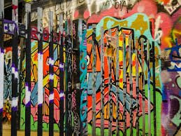 We teamed up with expedia.com to bring you the best places to take pictures in london. Banksy Locations London The Hidden Alternate Tunnel At Leake St
