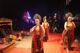 Setiap daerah di indonesia memiliki tari tradisional, baik yang dilakukan perseorangan, berpasangan, dan secara kelompok. Tari Jaipong Sejarah Perkembangan Pola Gerakan Kostum Alat Musik Keunikan