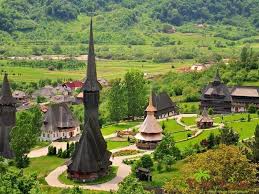 > ca o recunoastere a unicitatii si a valorii creatiilor mesterilor maramureseni, noua din cele aproximativ 100 de biserici vechi de lemn din maramures au fost incluse in patrimoniul universal unesco. Bisericile Din Lemn Din MaramureÈ Aflate In Circuitul Transilvan Vizitate De Turistii Romani Si StrÄini Romania24 Ro