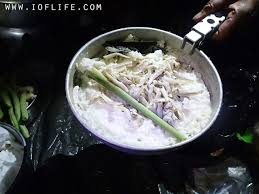 Masak di gunung malam hari setelah mandi, dia juga minta mama yang pakaikan dia baju, lalu minta disuapin. Memasak Di Gunung Gede